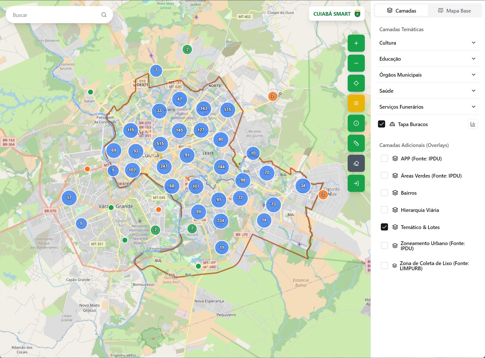 Interface do Navegador Cuiabá Smart mostrando mapa interativo com pontos azuis de ocorrências Tapa Buracos e painel de camadas temáticas incluindo Cultura, Educação, Saúde, Zoneamento Urbano e Hierarquia Viária